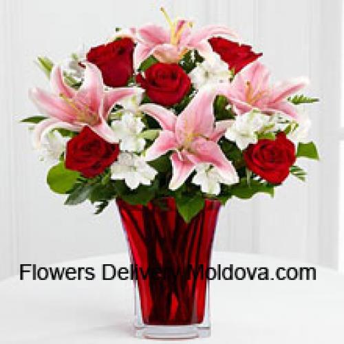 Rote Rosen mit rosa Lilien in Vase